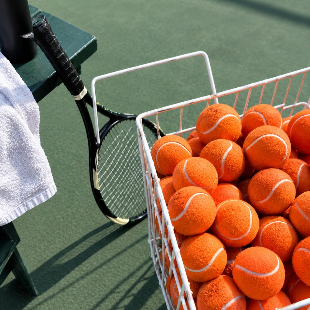 Pelotas de tenis teñidas de naranja con Anilinas Colibrí